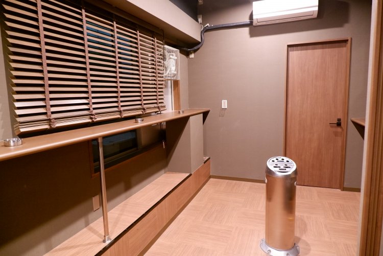 お店の隣にある喫煙ルーム。