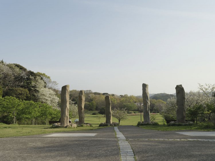 花の広場。ストーンヘンジのようなオブジェがお出迎え。