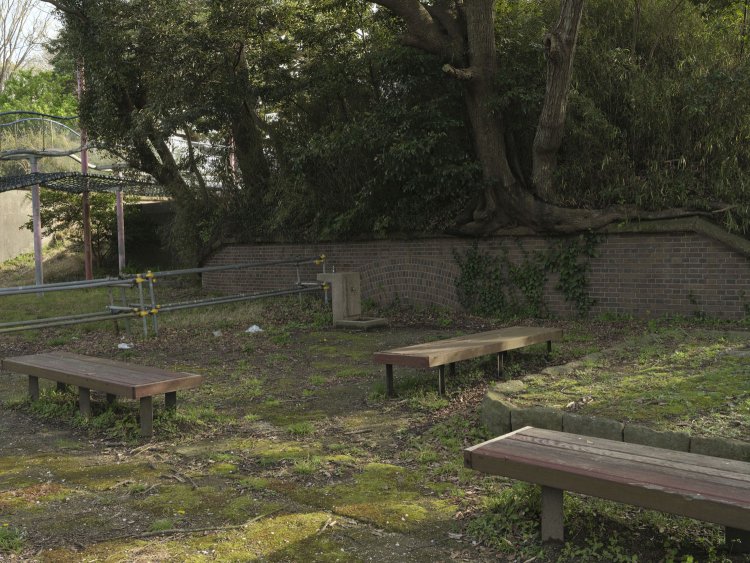 近寄ってみると三軒家砲台跡と同じように横墻があった。アーチ部分は弾薬庫入口。弾薬庫は地面に埋められている。