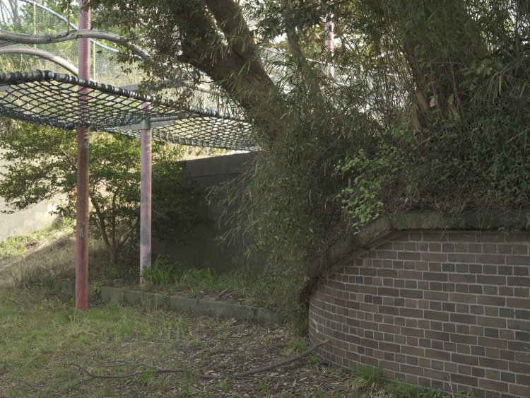 横墻の左側は弧を描いていた。網目の遊具の先に砲座があったそうだが現在は立入禁止。