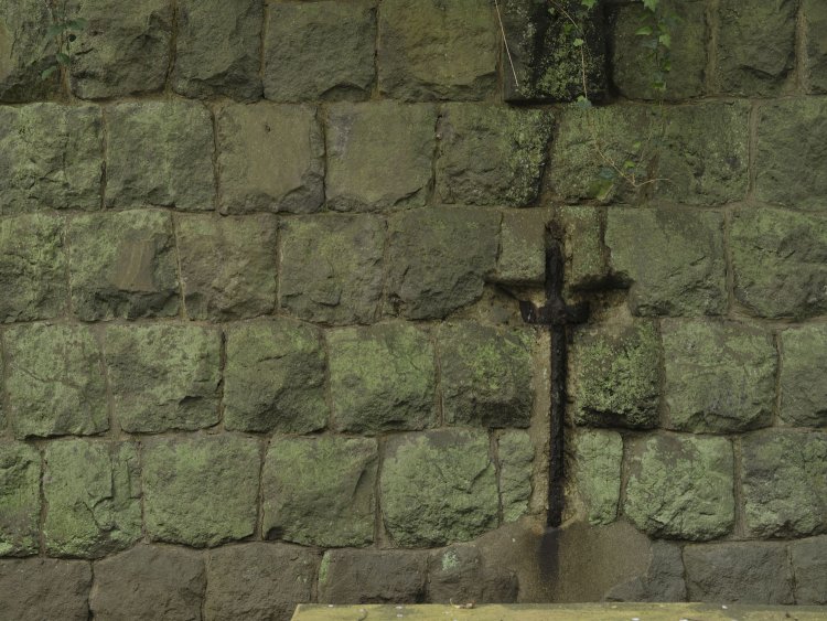 突如として現れた三軒家砲台の遺構。どうやら便所跡らしい。