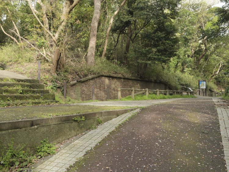散策道の坂を登ると現れるレンガ構造物。「横墻(おうしょう)」と呼ばれる部分で、左の階段部の上に砲座があった。