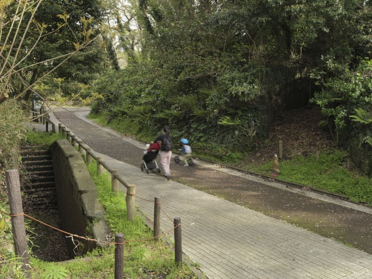 左の横墻部分は地下の弾薬庫へ降りる階段がある。親子連れの右側にも立入禁止の通路があり、掩蔽（えんぺい）部というシェルターへ通じていた。