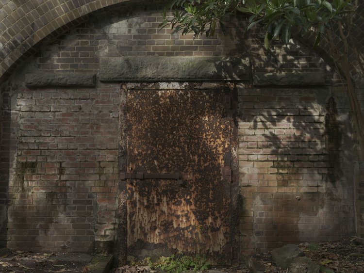 観測所の鉄扉。この部屋は観測所付属室であった。観測所はこの上部にあるが現在は立入禁止。