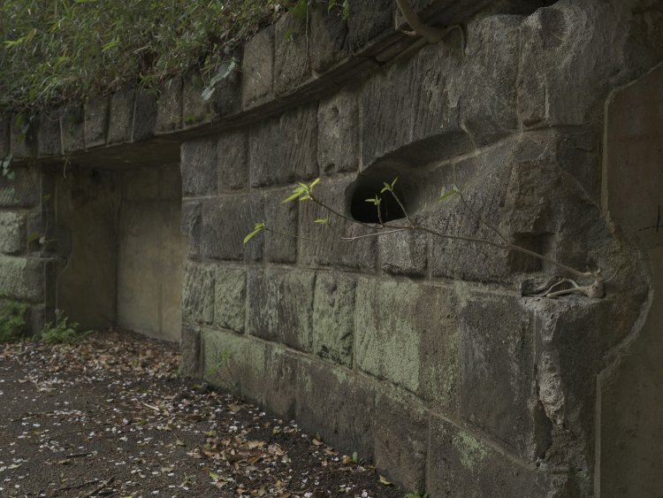 胸墻には伝声管跡の穴がある。