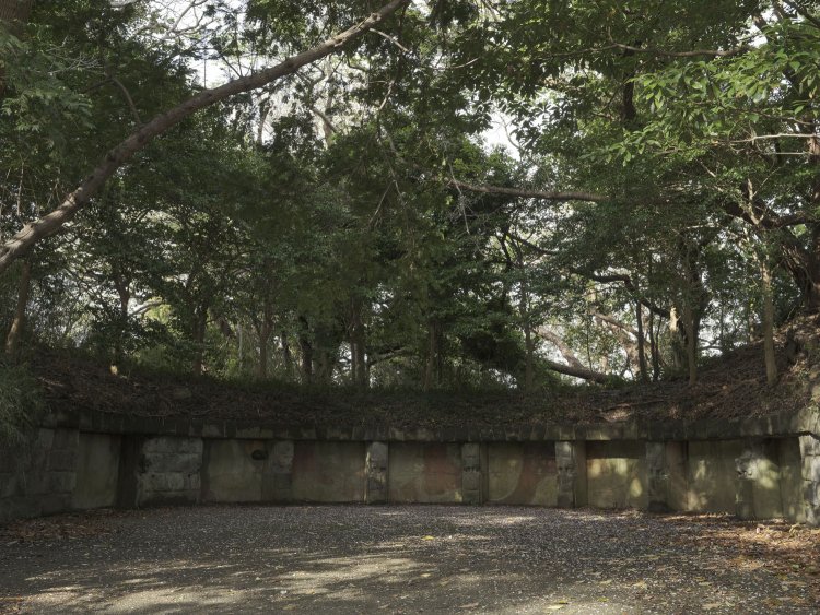 二十七センチ加農砲があった砲座部分。壁面部分は「胸墻(きょうしょう)」と呼ぶ。迷彩塗装らしき痕跡が見受けられる。