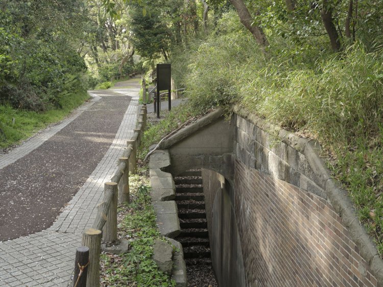 横墻と弾薬庫。レンガと石積みの境目が面白い。弾薬庫は塞がれている。立入禁止である。