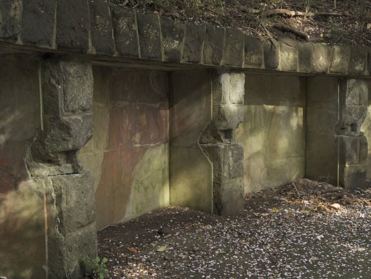 同じく胸墻のクローズアップ。石垣部分には何かを設置していた跡が残っている。