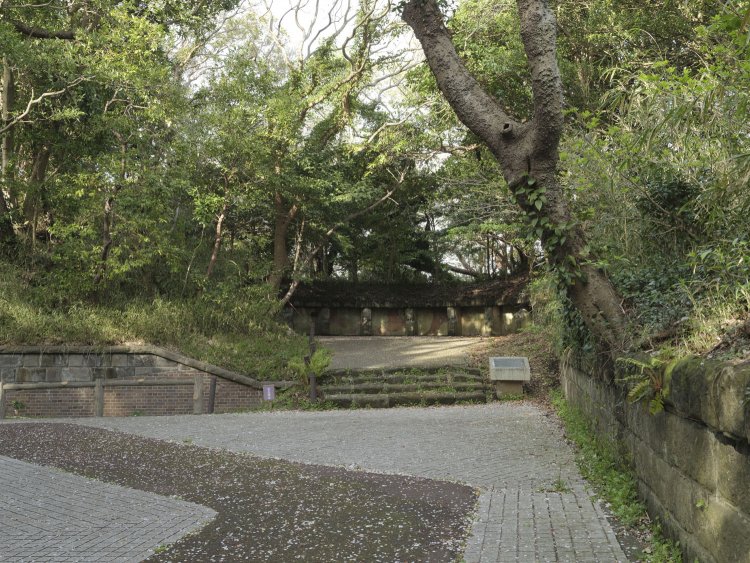 「三軒家砲台跡」は遺跡のように静けさに包まれている。この砲座は第一砲座である。同じような形状で第一〜第四砲座があった。