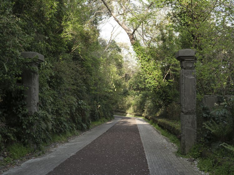 門柱だけが残る。洋館の入り口のように重厚感がある。