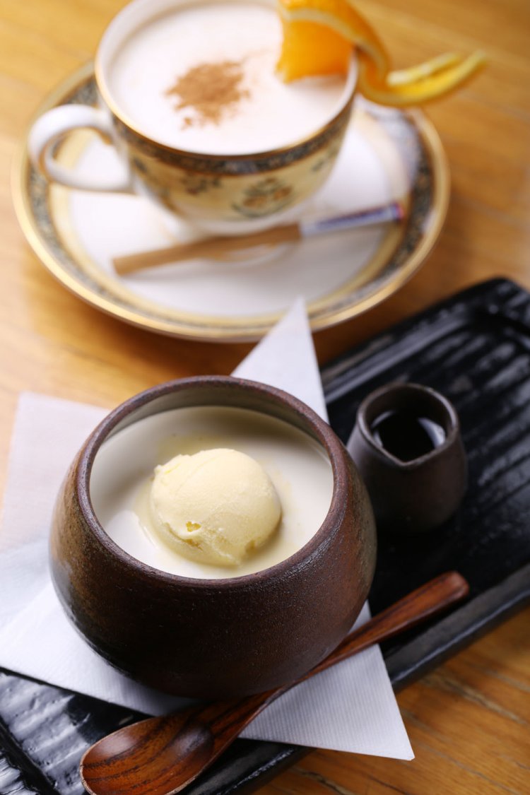 コーヒーゼリー550円。お好みでシロップを。カプチーノ550円。