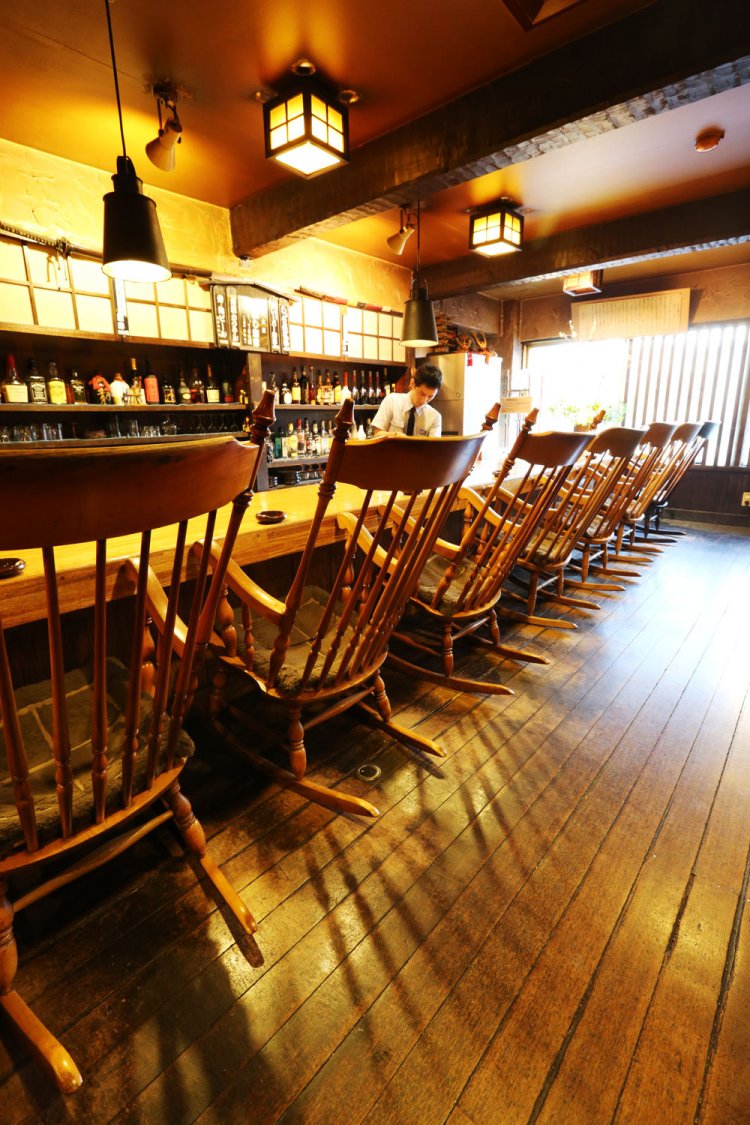 カウンターには名物のロッキングチェア。