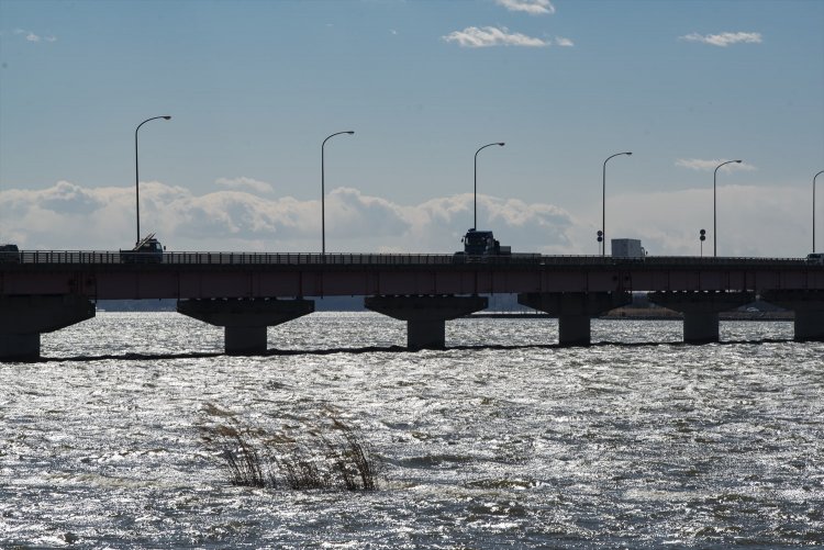 かすみがうら市と行方市を結ぶ霞ケ浦大橋。西に渡るか北上か、分かれ道。