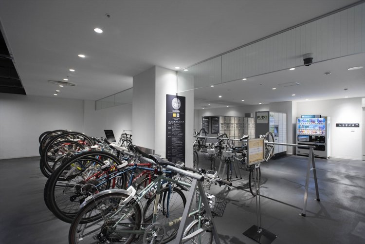 地下にHELLO CYCLINGやシャワーがある。