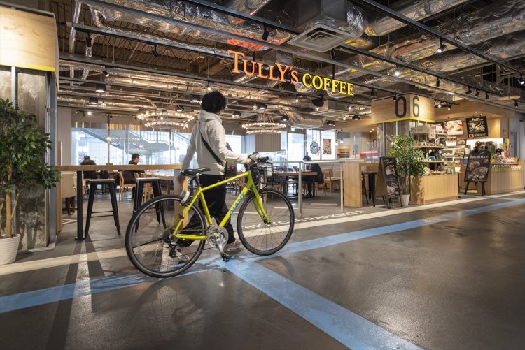 館内は自転車を引いて歩ける。目印を参考に。