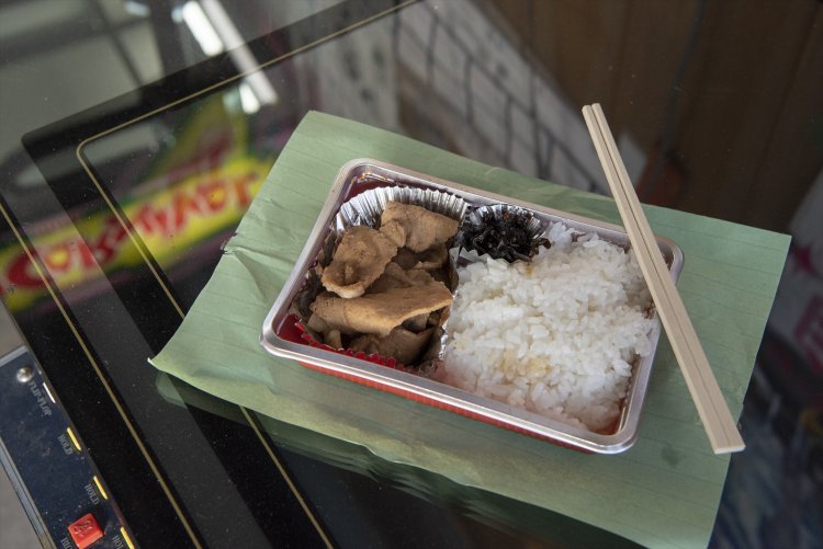 焼肉弁当。手に取ってみるとホッカホカ。