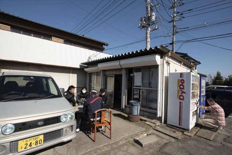 店頭にテーブルあり。