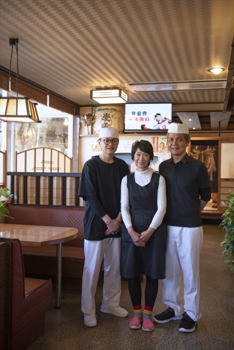 右から渡辺さん、妻の広美さん、息子の佑一さん。「いっぱい食べて残りの道のりもがんばってね！」
