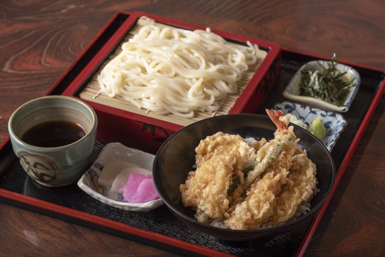 うどんミニ天丼セット1100円。