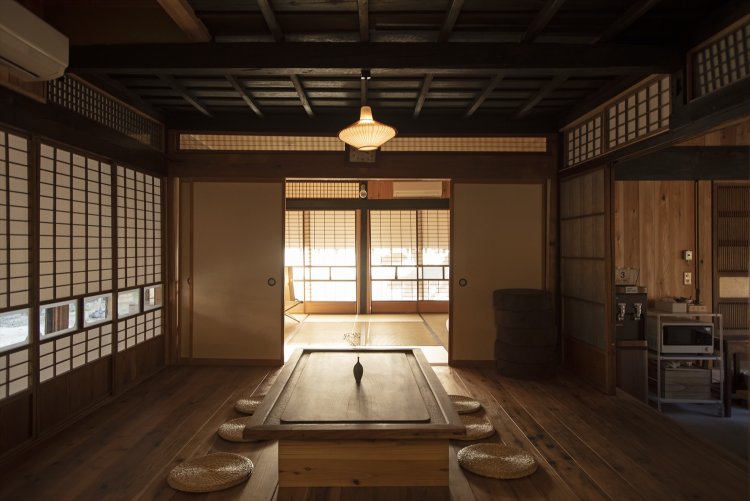 茶の間は共用スペース。酒やつまみを持ち込んで過ごすのも可能だ。