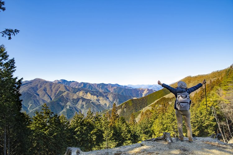 秩父の山が折り重なる絶景スポット。天空からの眺望はごほうびだ。