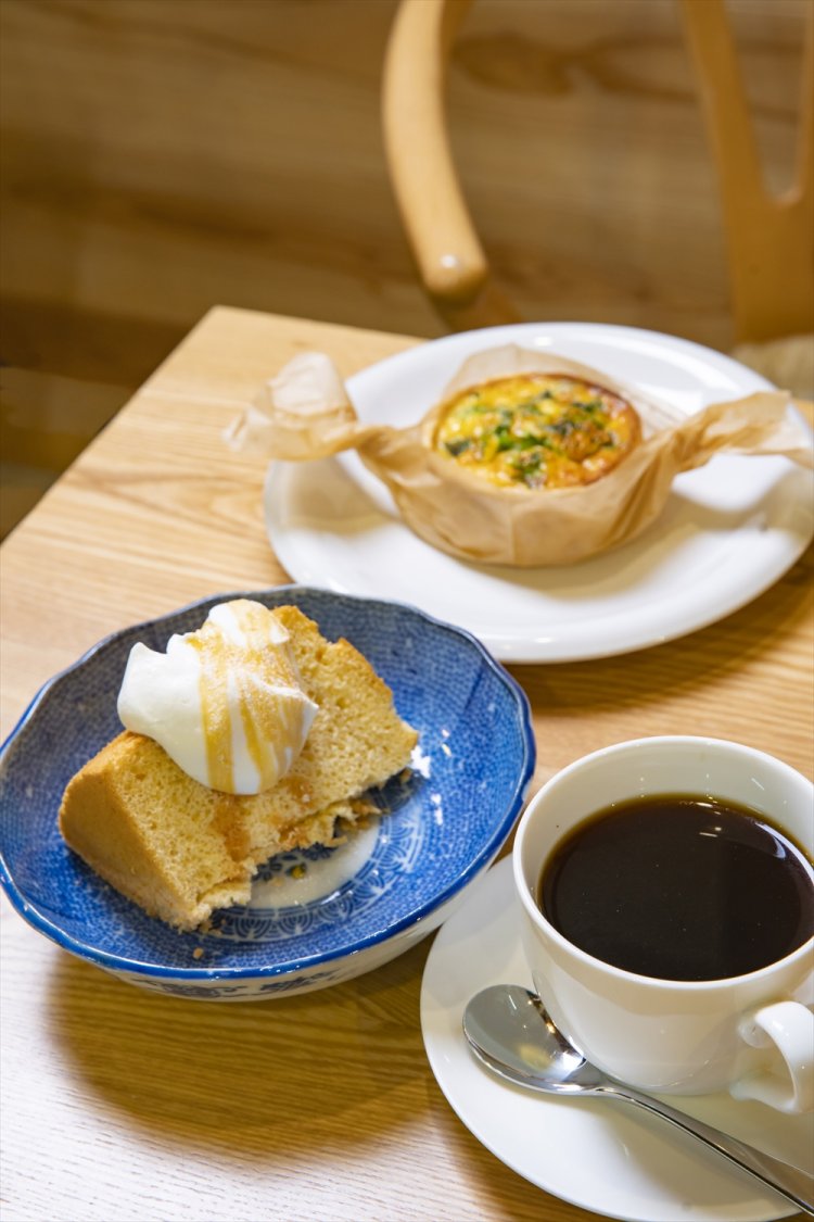 ブレンド450円～。本日のシフォンケーキ380円はキャラメル。甘みが疲れを一気にほぐしてくれる。本日のキッシュ 300円は小腹がすいたらぜひ。