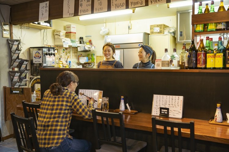 右が古賀さん。娘の椿舞衣さんが仕込むスパイスカレーは締めに。