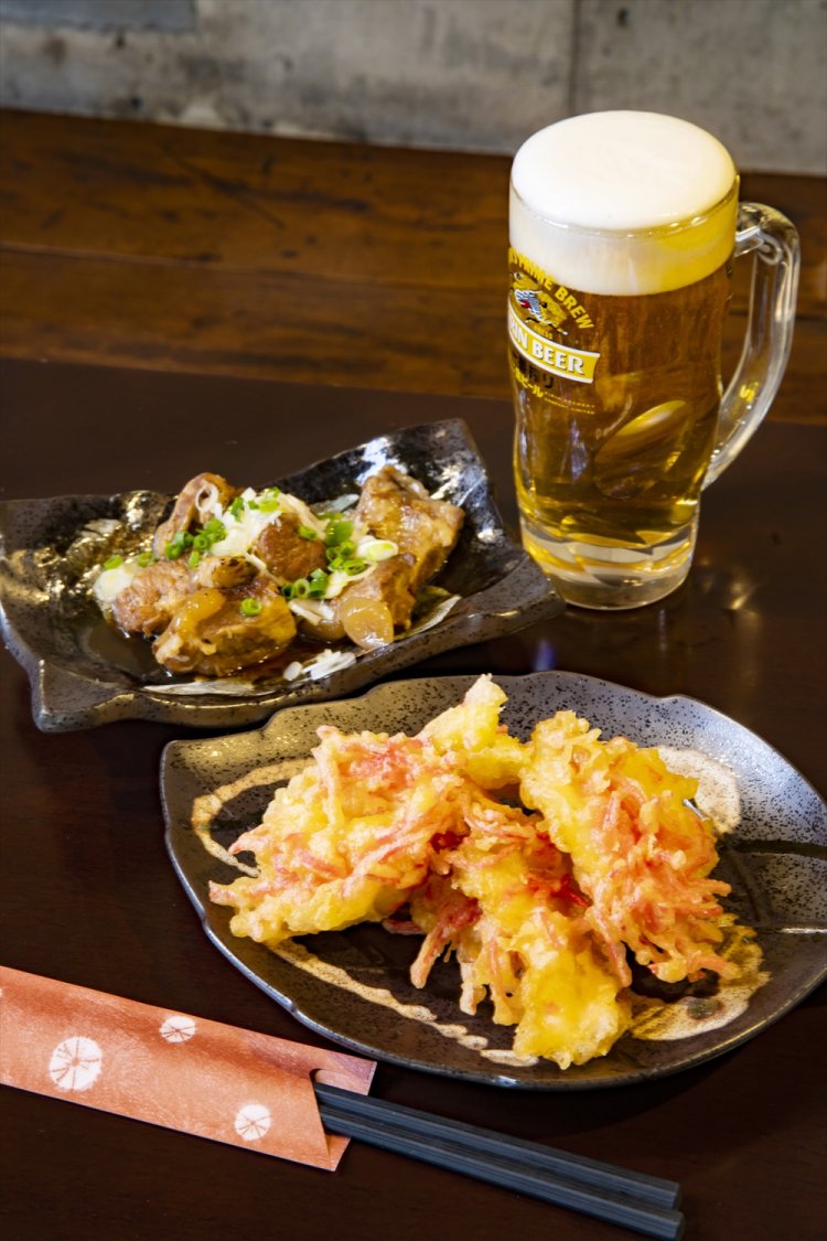 『達まる』でも評判をとった、とり天紅しょうが、豚バラナンコツ煮、生ビール中ジョッキ各500円。