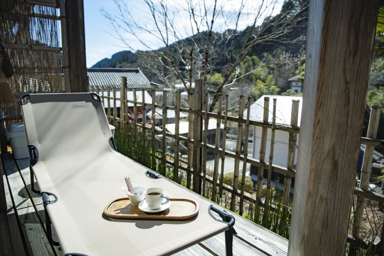 吾野『可否』焙煎の豆で淹れたコーヒー 350円を飲みながらベランダで午睡を。