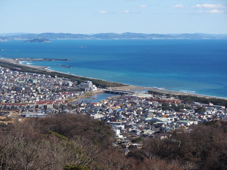 湘南平の展望台から相模湾を望む。中央に見える川は花水川、左手に江の島、三浦半島の奥には房総半島が見える。