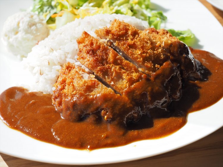 三浦市の三崎のマグロを使った、まぐろカツカレー 1250円。地アジのフライバーガー 1150円などもグッド。