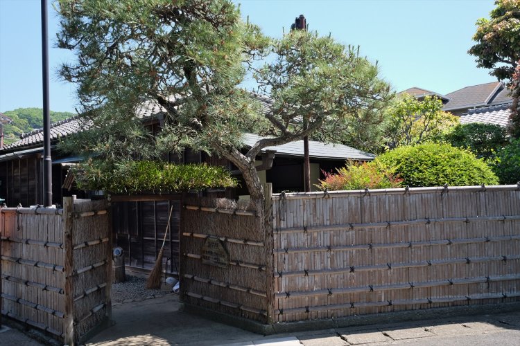 冠木門に割竹垣で囲まれた風情ある玄関。