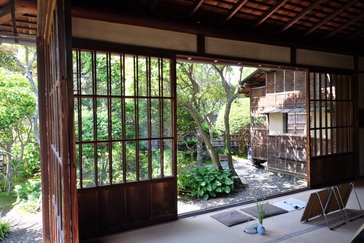 引き戸には、今や貴重な大正ガラスが使われている。