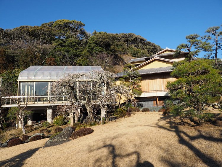 吉田茂が昭和19年（1944）ごろから亡くなる1967年までの晩年を過ごした旧邸。2009年の火事で焼失したため復元した建物もあるが、写真左のサンルームは当時のまま。