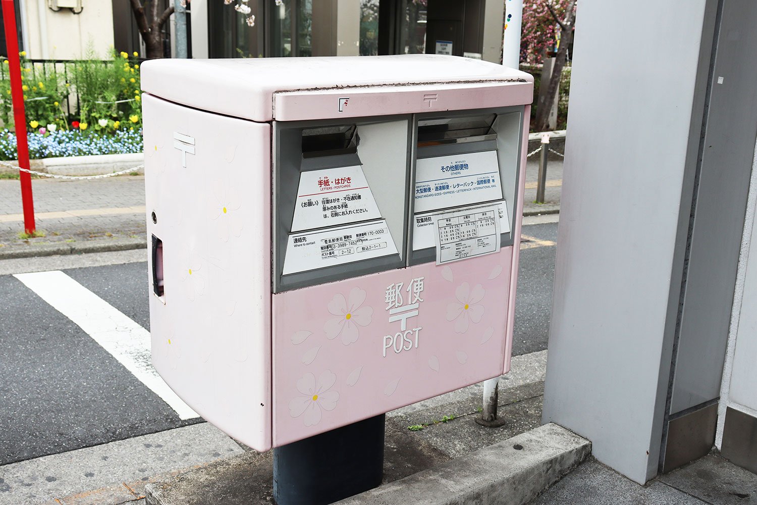 ソメイヨシノにちなんだ「さくらポスト」。