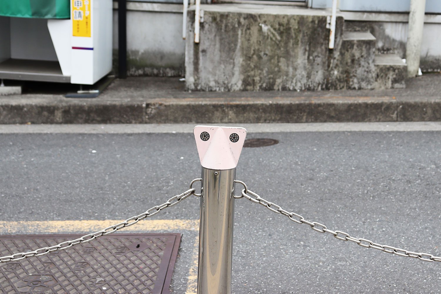 車止めの帽子もピンク色。