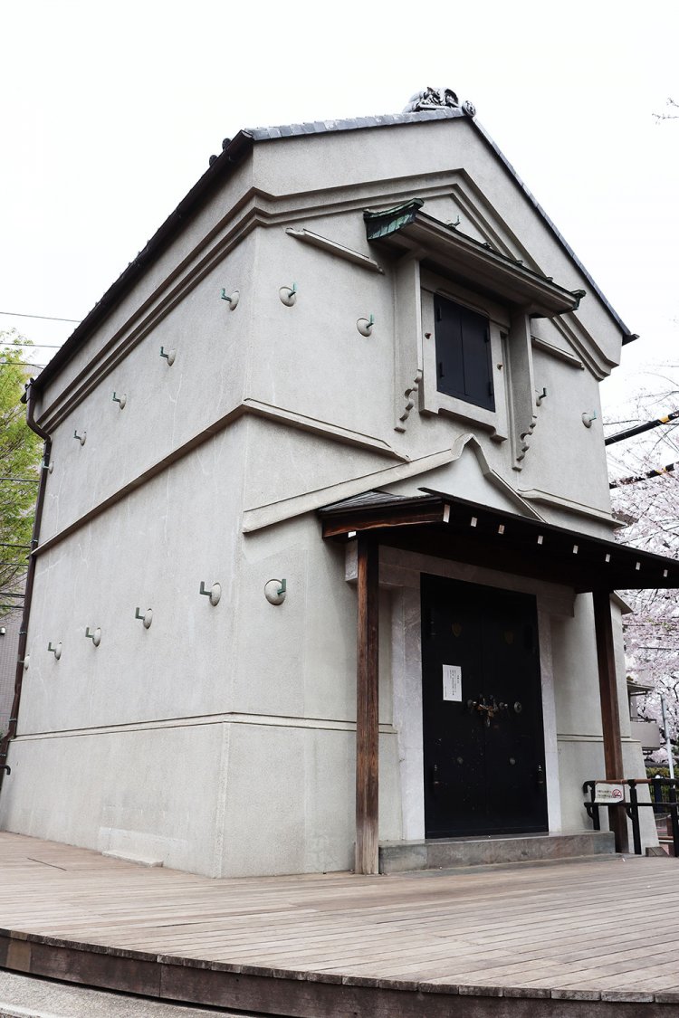 敷地内の蔵は、国の登録有形文化財。