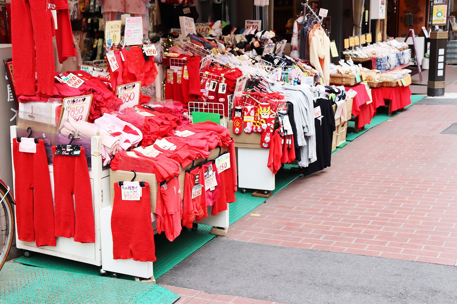 下着店の店頭には、真っ赤な肌着。