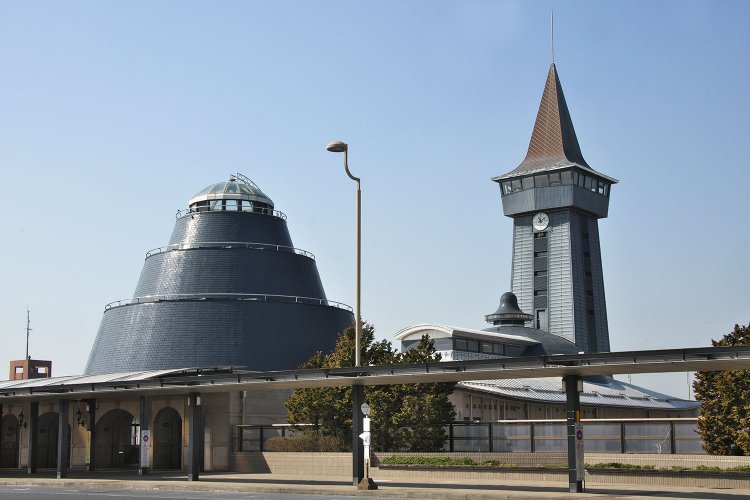 関東の駅百選にも選ばれた印旛日本医大駅の駅舎。 時計台の展望台は普段は上れない。