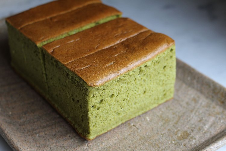 抹茶入りの緑のカステラ 1本4切入620円。泡のようなシュワッとした食感が楽しい。6月頃までの期間限定。