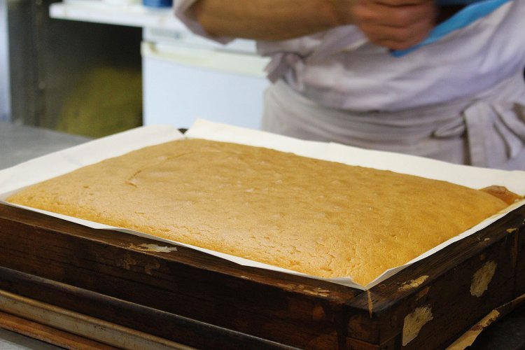 木枠に入れて湯煎焼きした焼きたてのカステラ。伝統的な長崎カステラと、今注目の台湾カステラを融合させた新作。