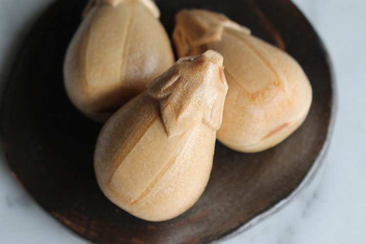 寺島ナスの最中「なすがままに」一袋3個入310円～。