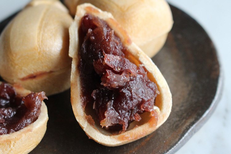 寺島ナスの甘露煮を混ぜた自家製餡が入る。