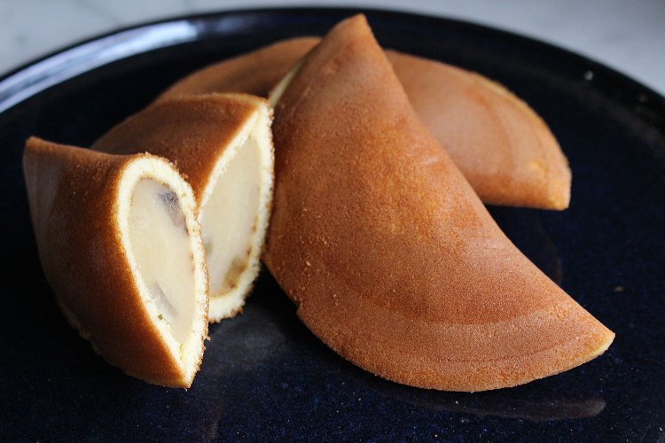 「玉の井の月」1個180円。寺島ナスの羊羹入りの黄味餡を包む。