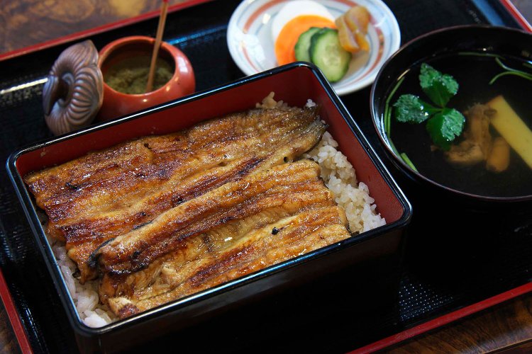 鰻重を食べ西湘バイパス越しの海を眺める。