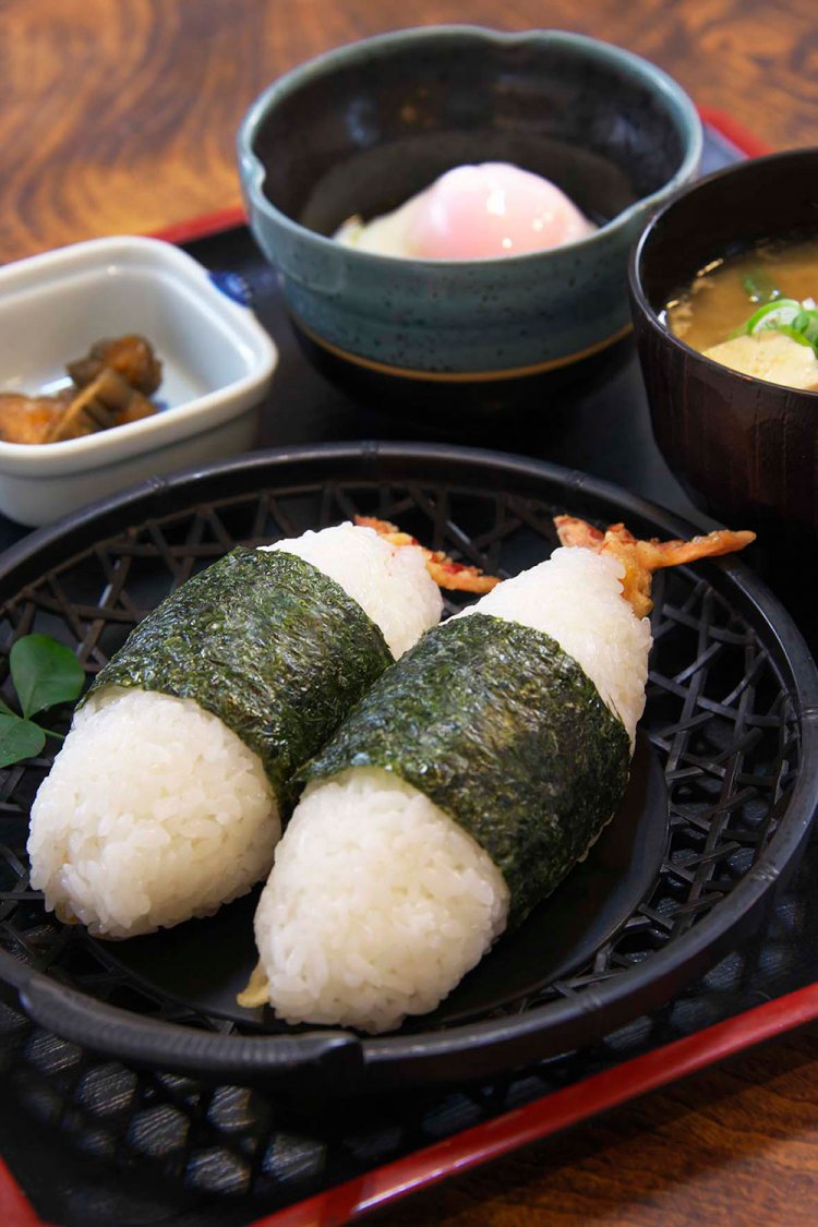 エビ丸ごと入り天むすび定食840円豚汁付き。
