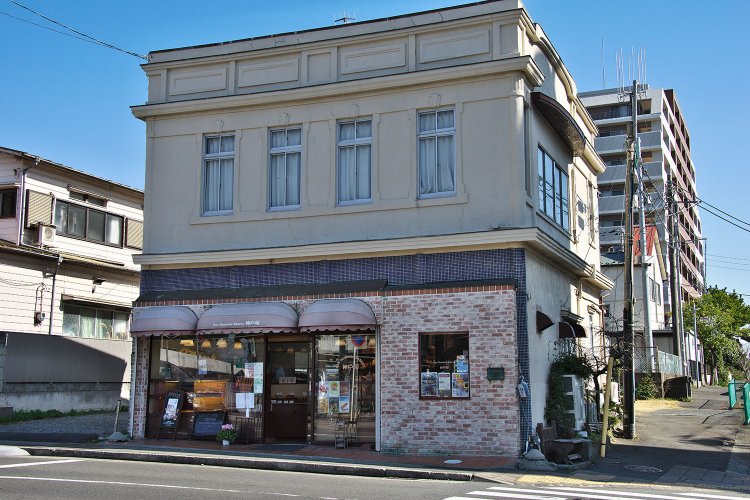 外観は昭和初期の洋風石造を模した看板建築。