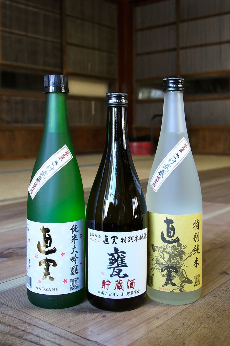 熊谷産酒米を使った純米大吟醸 2453円（写真左）と特別純米1320円（右）。真ん中は一斗甕で3年以上寝かせた甕貯蔵酒2453円。とにかくうまい！