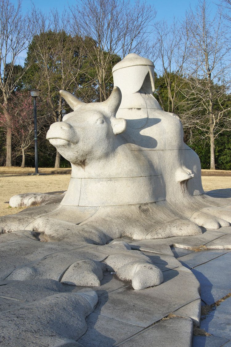 姫を京から乗せてきた牛が身投げしたと伝えられる牛むぐりの池。現在の松虫姫公園に池と像が。京に一緒に戻れず悲しかったけど今は一緒！