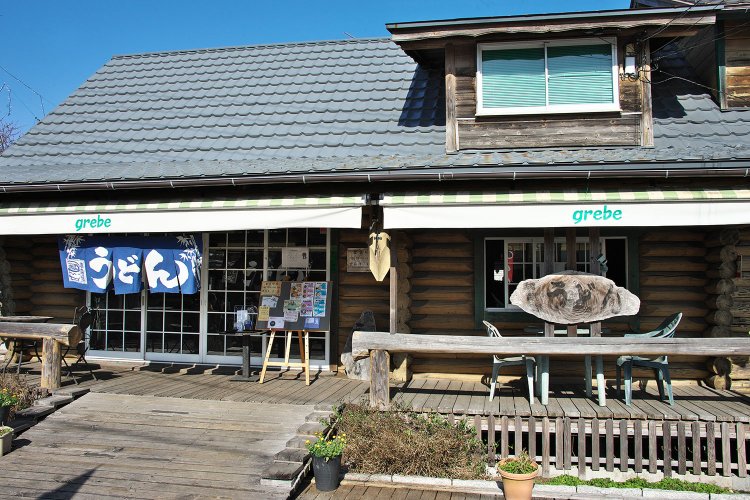 おいしい地場食材充実の『いんば農産物直売所 グリーブ』の敷地内にある。屋外テーブル席も。